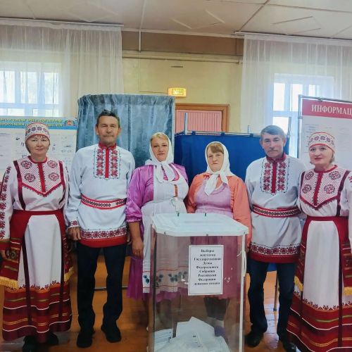 Работники учреждений Тетюшского района проголосовали в национальных костюмах