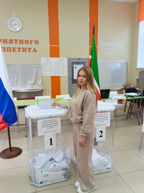 Студентка впервые проголосовала в Тетюшах