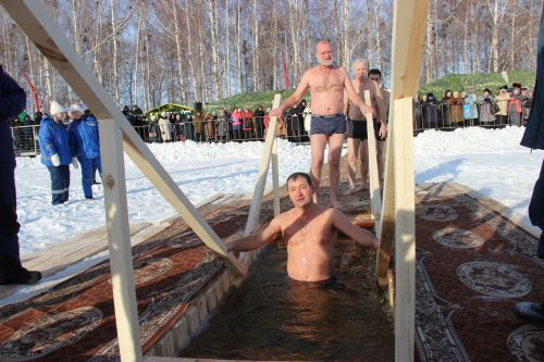 Тетюшане окунались в воду с верой в лучшее