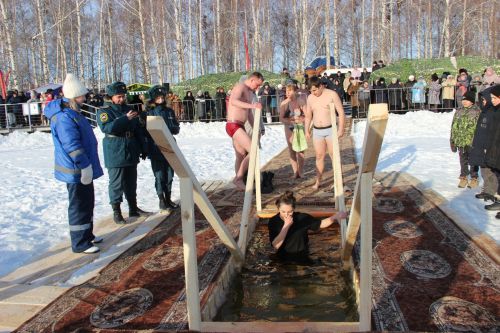 Тетюшане окунались в воду с верой в лучшее
