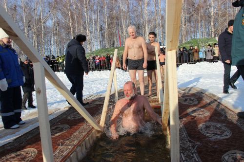 Тетюшане окунались в воду с верой в лучшее