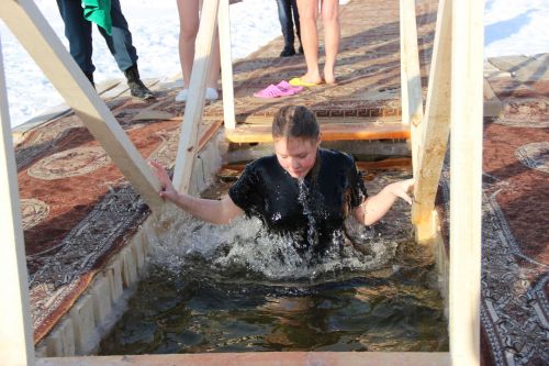 Тетюшане окунались в воду с верой в лучшее