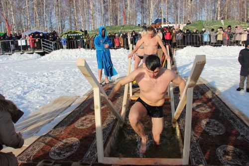 Тетюшане окунались в воду с верой в лучшее
