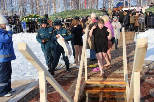 Тетюшане окунались в воду с верой в лучшее