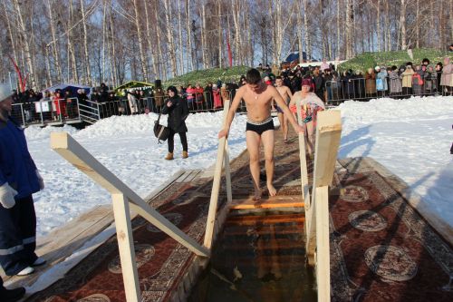 Тетюшане окунались в воду с верой в лучшее
