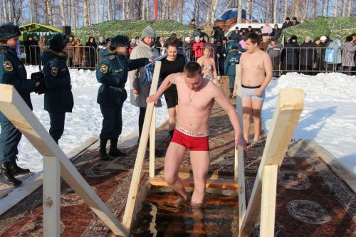 Тетюшане окунались в воду с верой в лучшее