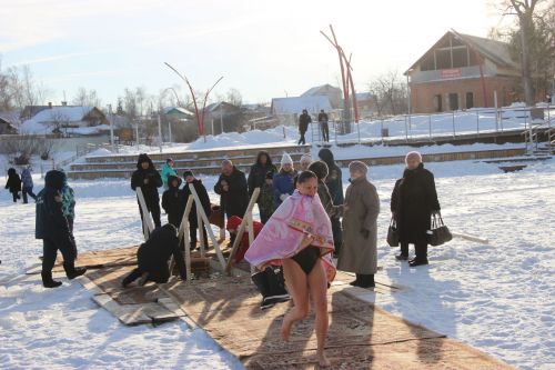 Тетюшане окунались в воду с верой в лучшее