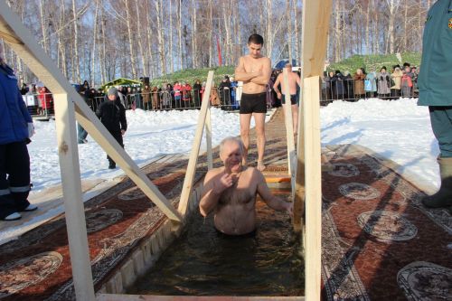 Тетюшане окунались в воду с верой в лучшее