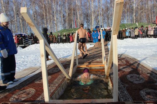 Тетюшане окунались в воду с верой в лучшее