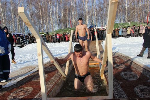 Тетюшане окунались в воду с верой в лучшее