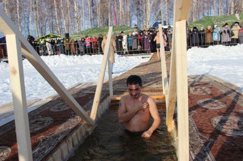 Тетюшане окунались в воду с верой в лучшее