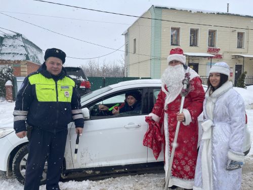 В Тетюшах Дед Мороз и Снегурочка поздравили водителей