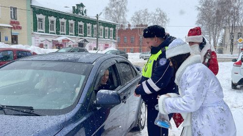 В Тетюшах Дед Мороз и Снегурочка поздравили водителей