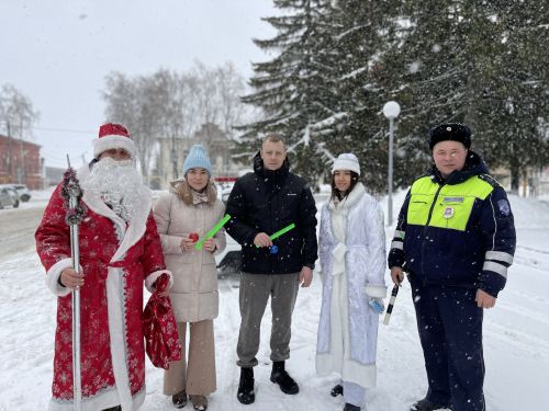 В Тетюшах Дед Мороз и Снегурочка поздравили водителей