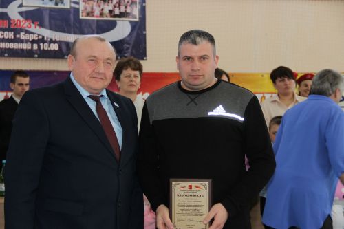 В Тетюшах проходит Открытый республиканский турнир по вольной борьбе среди юношей и девушек