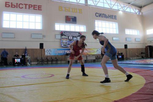 В Тетюшах проходит Открытый республиканский турнир по вольной борьбе среди юношей и девушек
