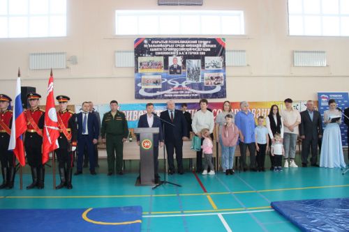 В Тетюшах проходит Открытый республиканский турнир по вольной борьбе среди юношей и девушек