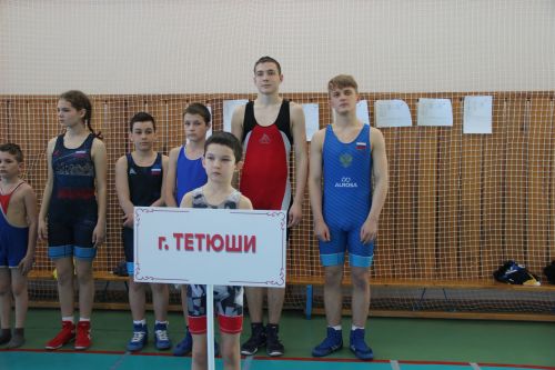 В Тетюшах проходит Открытый республиканский турнир по вольной борьбе среди юношей и девушек