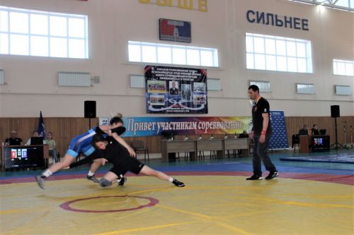 В Тетюшах проходит Открытый республиканский турнир по вольной борьбе среди юношей и девушек