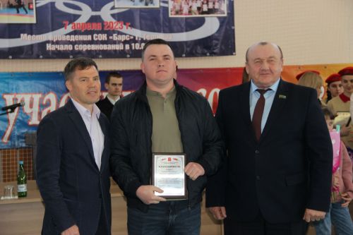 В Тетюшах проходит Открытый республиканский турнир по вольной борьбе среди юношей и девушек