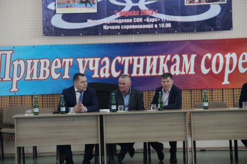 В Тетюшах проходит Открытый республиканский турнир по вольной борьбе среди юношей и девушек