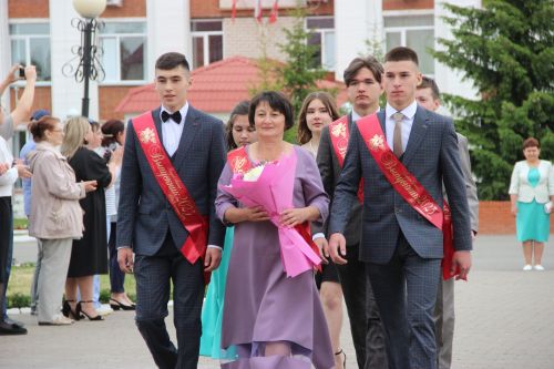 Выпускникам школ Тетюшского района вручили аттестаты
