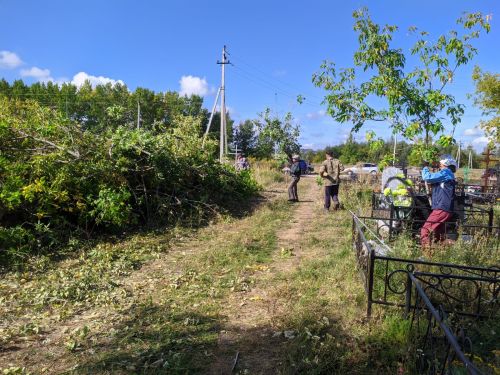 Неравнодушные горожане провели субботник на Людоговском кладбище в Тетюшах