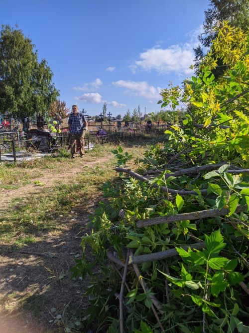 Неравнодушные горожане провели субботник на Людоговском кладбище в Тетюшах