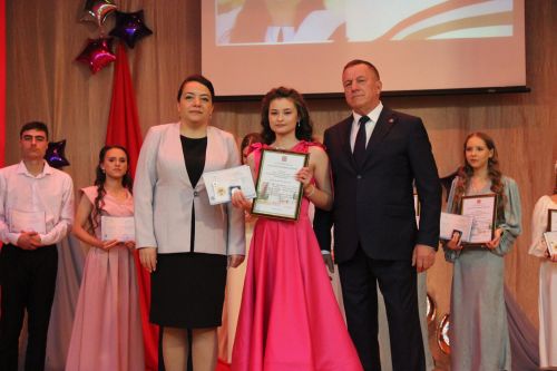 Торжественное вручение аттестатов выпускникам 2024 года в Тетюшах