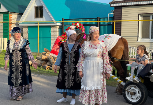 В Тетюшах прошло шествие по сбору подарков для участников Сабантуя