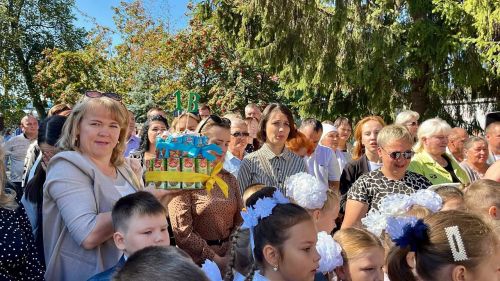 В Тетюшской средней школе № 1 им. Ханжина П.С. состоялась торжественная линейка, посвященная Дню знаний