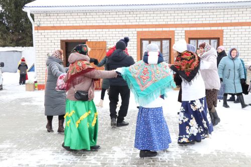 Масленичные гуляния на территории Троицкого собора