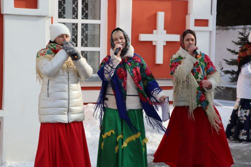 Масленичные гуляния на территории Троицкого собора