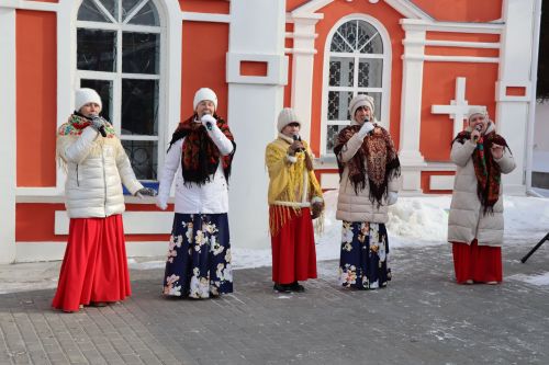 Масленичные гуляния на территории Троицкого собора