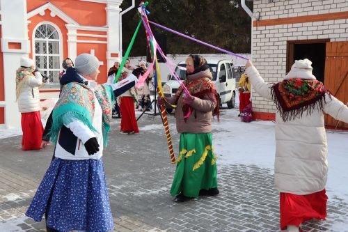 Масленичные гуляния на территории Троицкого собора