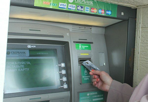 Россияне смогут снимать деньги через банкомат с помощью смартфона