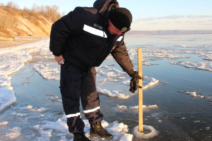 В Татарстане инспекторы ГИМС поймали 15 рыбаков, вышедших на тонкий лед