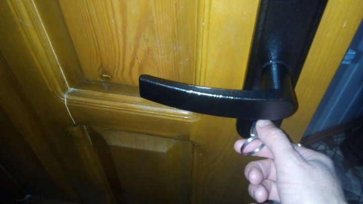 Забытые в дверном замке ключи подтолкнули двоих татарстанцев на кражу телевизора