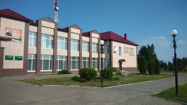 На сцене РДК - коллектив МБОУ «Тетюшская средняя общеобразовательная школа № 2»