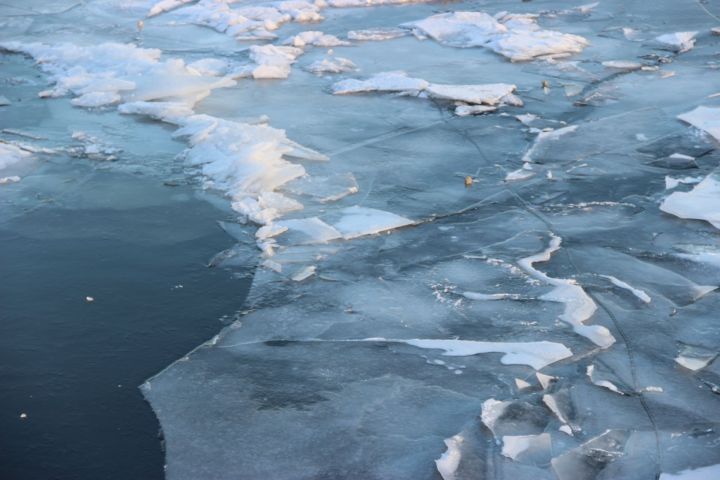 В Татарстане спасатели ищут двоих мужчин, провалившихся на мотоснегоходе под лед