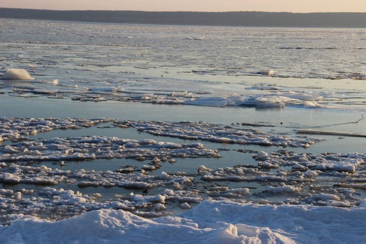 В Татарстане  на Каме спасатели сняли со льда  троих рыбаков
