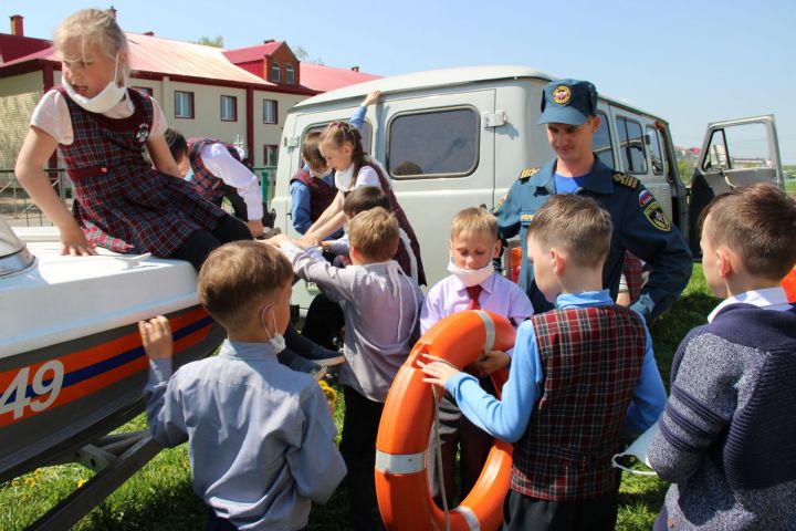 Тетюшские школьники примерили спасательный жилет