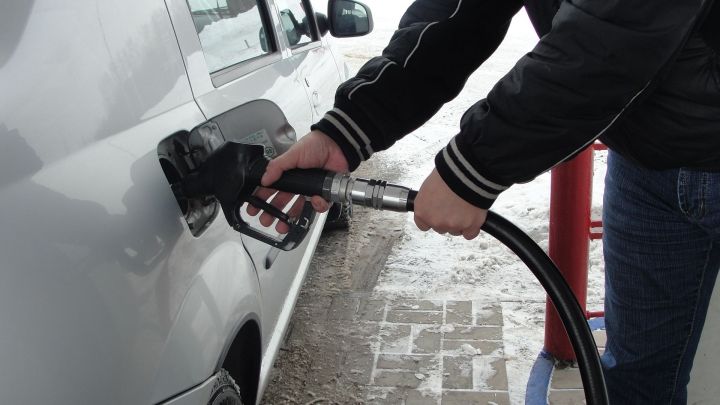 За неделю цены на бензин в России выросли почти на рубль