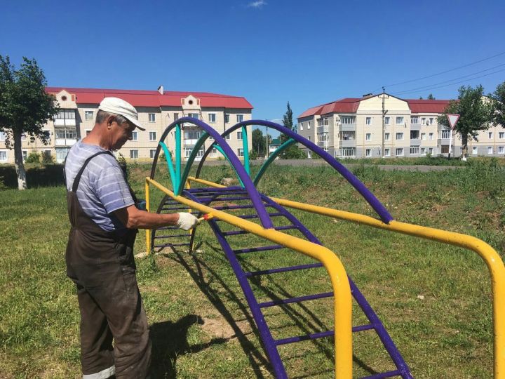 Засияла новой краской детская площадка в Южном микрорайоне Тетюш