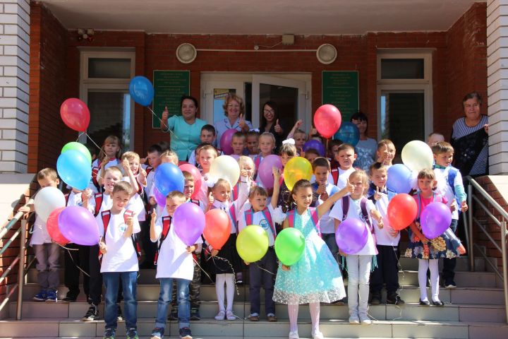 В рамках акции «Помоги собраться в школу» в татарской школе состоялось торжественное вручение портфелей будущим первоклассникам