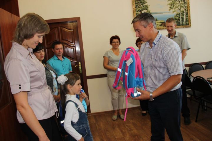 В Тетюшском сельскохозяйственном техникуме состоялось вручение портфелей первоклассникам