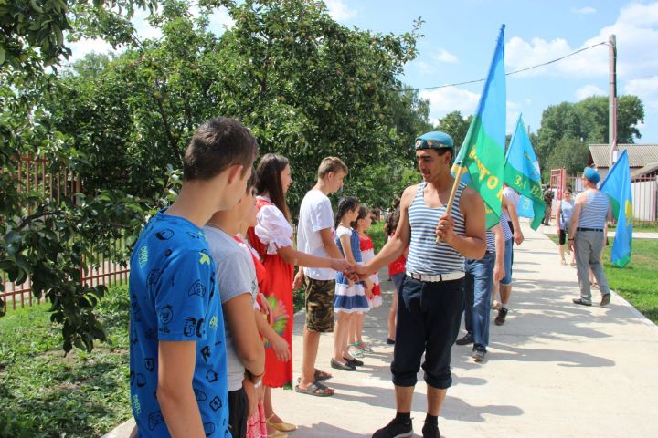 Второй год  десантники Тетюшского района в День ВДВ посещают детский образовательно-оздоровительный лагерь.