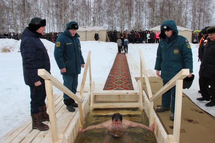 Опрос: каждый пятый россиянин намерен искупаться в проруби на Крещение