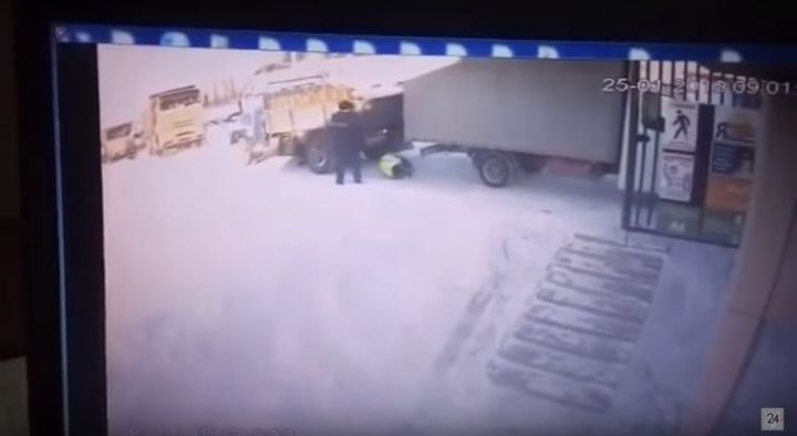 Появилось видео с проходной «ТАНЕКО» в Нижнекамске , где мужчину насмерть зажало между грузовиками
