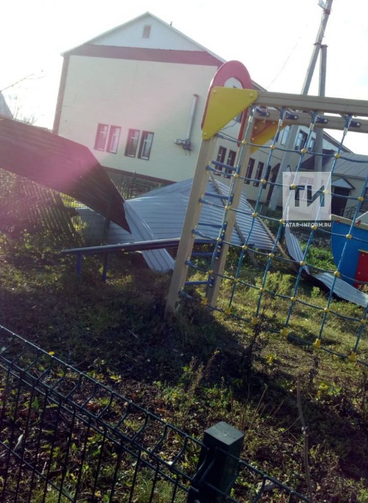 Разгул стихии в Татарстане: у школы сильным порывом ветра сорвало часть кровли